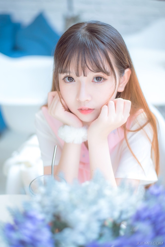 “还打个屁。”庞统翻了翻白眼道：“等着，刘璝应该很快就回来了，我要亲自去一趟阆中，说服张任他们倒戈。”从这里去阆中大营一路上关卡重重，要过关卡，路上花的时间未必就比刘璝从成都过来短，因此在收到消息的时候，庞统就已经决定要出发。